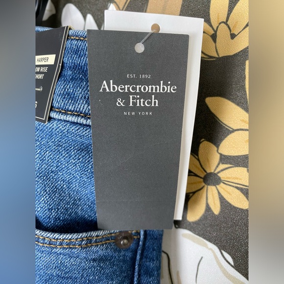 NWT Abercrombie & Fitch Harper Low Rise Short Women Size 28 (6) - Picture 15 of 15
